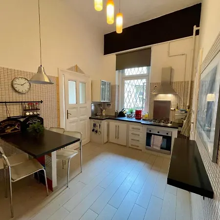 I68 Spacious 2br Budapest